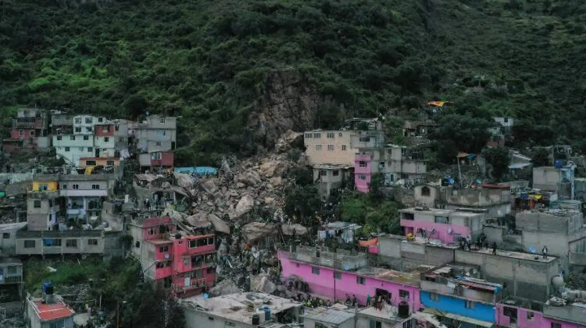 Cerro del Chiquihuite en Tlalnepantla y casas dañadas